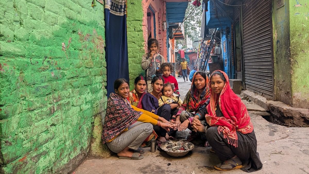 Jyoti (third from left) in East Delhi's Safeda Basti | Apoorva Mandhani | ThePrint