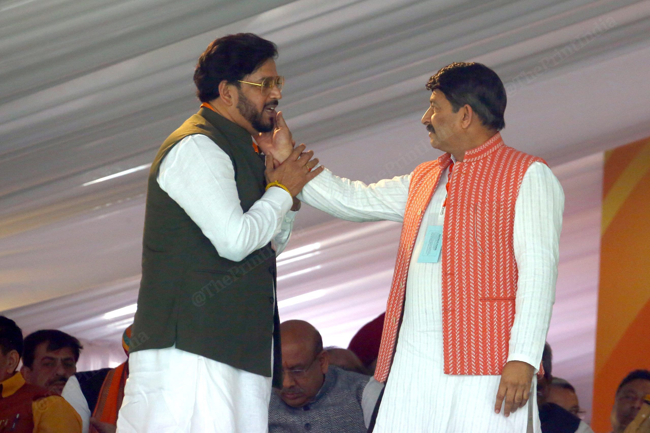 A lovely moment shared between Manoj Tiwari and Ravi Kishan | Photo: Praveen Jain | ThePrint