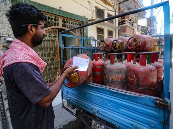 Commercial LPG cylinders price reduced by Rs 7 on Saturday
