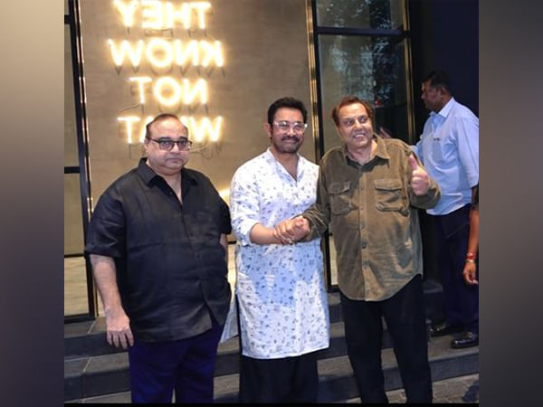 Dharmendra meets Aamir Khan at special screening of 'Loveyapa' 