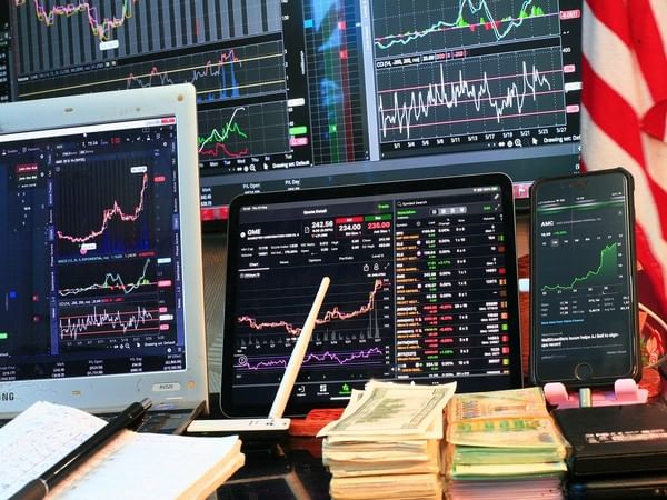 Indian stock markets end lower on Monday amid weak global cues
