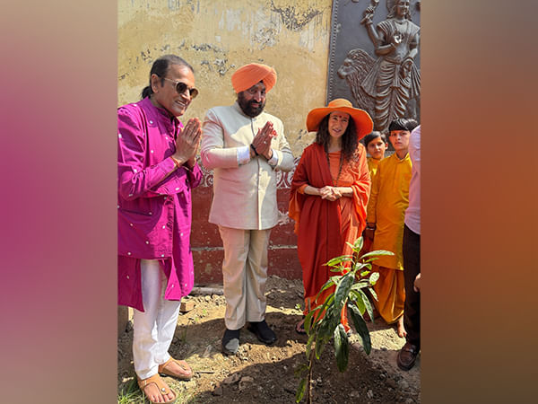 Dr. Dinesh Shahra Celebrates 'Green Gold' Initiative of Tree Plantation in the Presence of Pujya Chidanand Saraswati & Sadhvi Bhagwati Saraswati at Mahakumbh