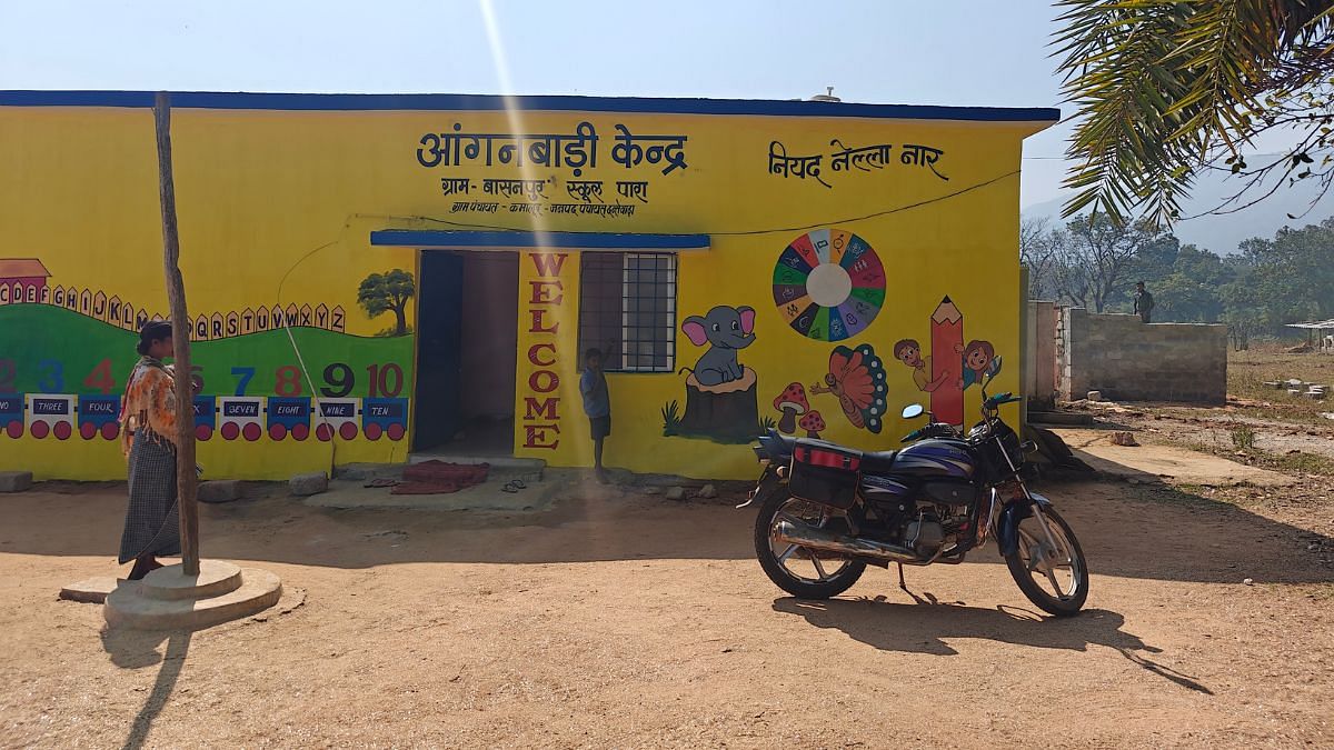 दंतेवाड़ा के बासनपुर में आंगनवाड़ी केंद्र | फोटो: मयंक कुमार/दिप्रिंट