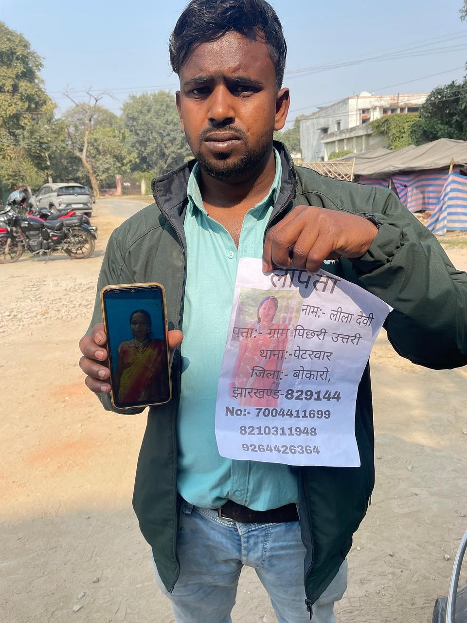 बिक्रम कुमार अपनी लापता मां के पोस्टर के साथ | फोटो: उदित हिंदुजा/दिप्रिंट