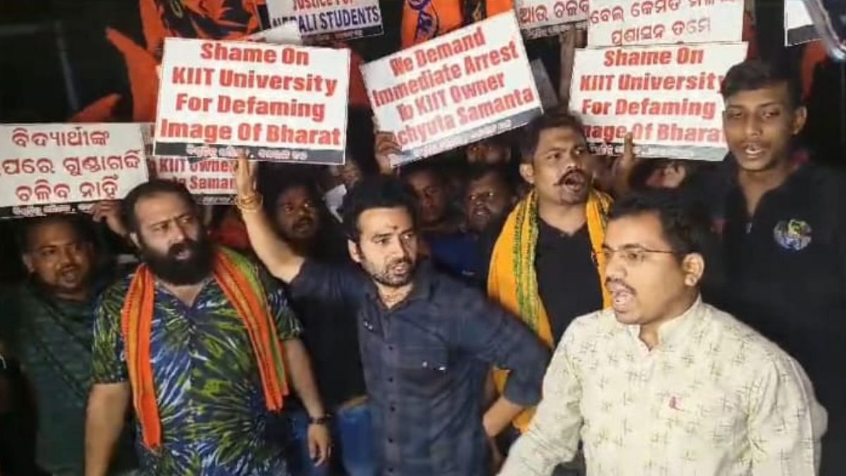 केआईआईटी कैंप, में बजरंग दल के सदस्यों का विरोध प्रदर्शन | फोटो: शुभांगी मिश्रा/दिप्रिंट