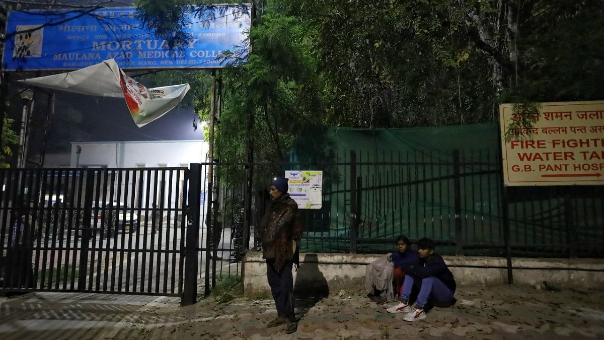 Kin of deceased wait outside Maulana Azad Medical College mortuary, Sunday | Manisha Mondal | ThePrint