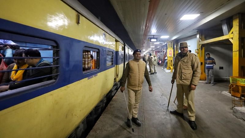 Police personnel at NDLS following stampede | Manisha Mondal | ThePrint