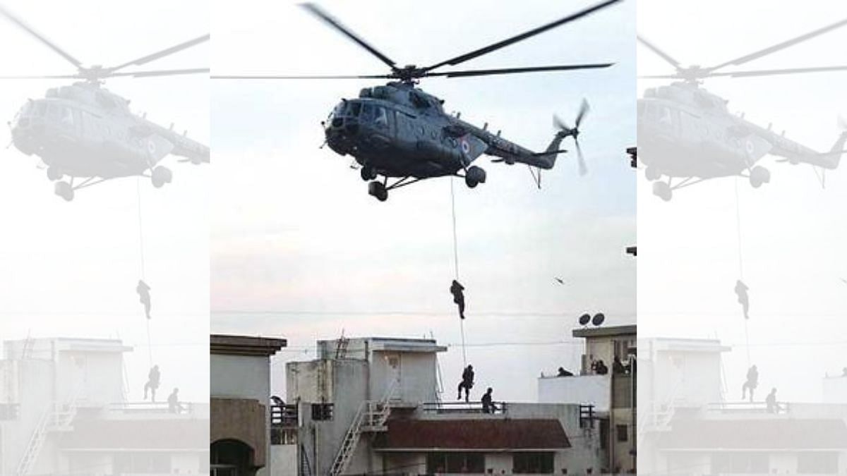 File photo of NSG commandos beginning assault on Nariman House in Mumbai during 26/11 terror attack | Wikimedia Commons