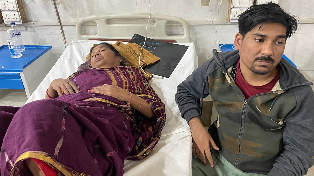 स्वरूप रानी नेहरू अस्पताल में इलाज करा रहीं भगदड़ में घायल एक महिला | फोटो: उदित हिंदुजा/दिप्रिंट