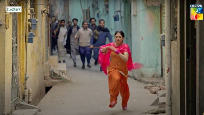 A screengrab from Pakistani drama 'Tan Man Neel o Neel' | Photo: YouTube/@HUMTV