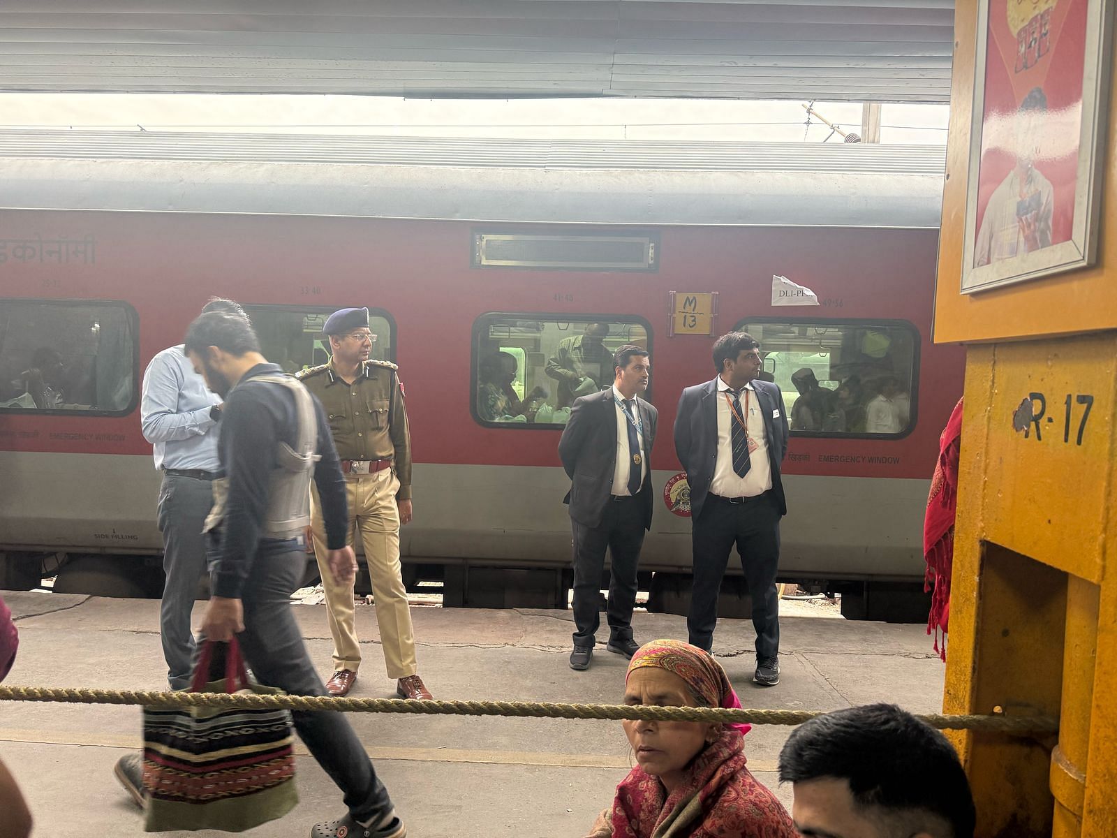 दिल्ली पुलिस और टिकट चेकर नई दिल्ली रेलवे स्टेशन के अंदर निगरानी कर रहे हैं | फोटो: मृणालिनी ध्यानी/दिप्रिंट