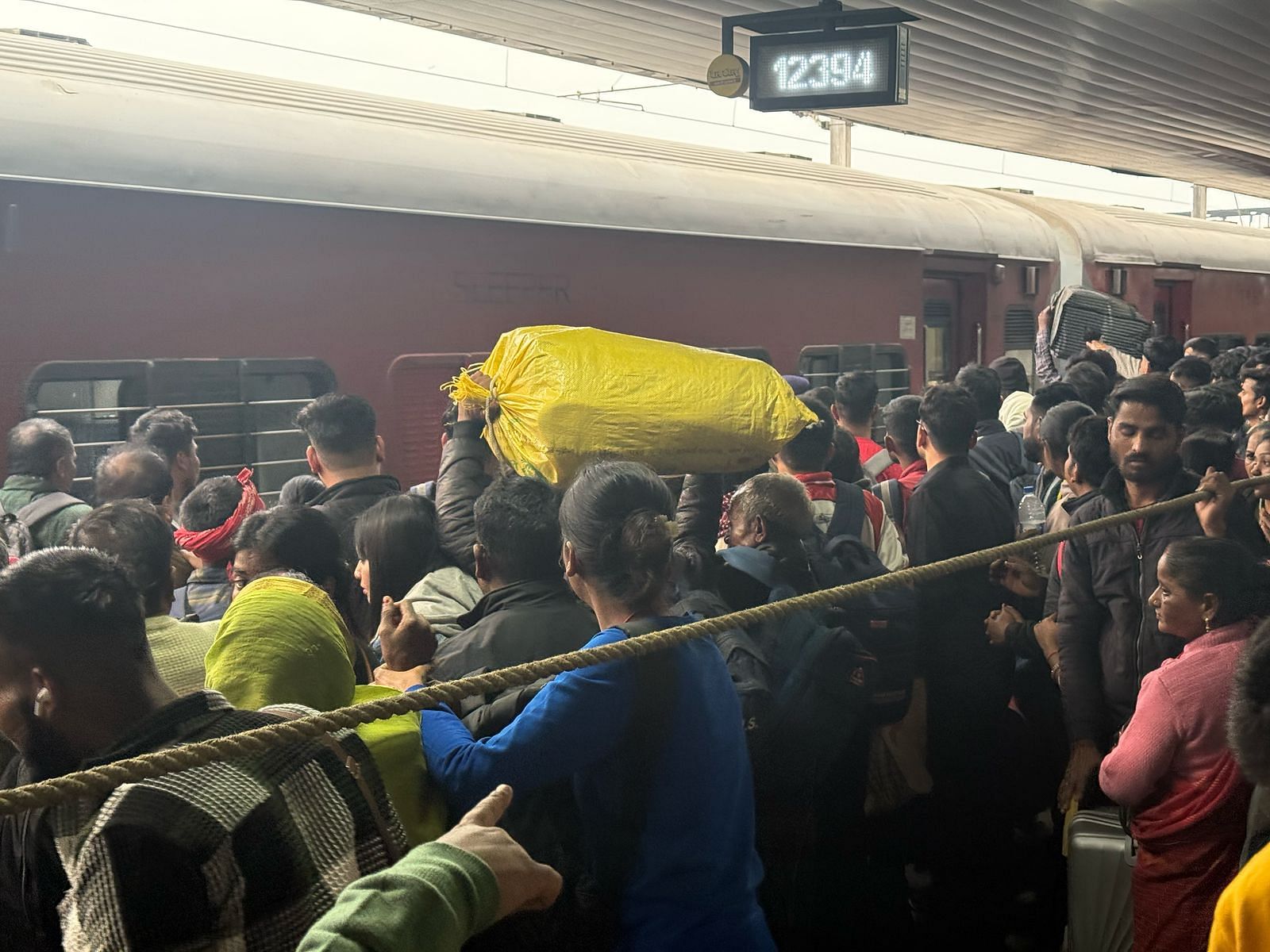 नई दिल्ली रेलवे स्टेशन पर जनरल कोच के डिब्बों में चढ़ने के लिए लोगों की भीड़ | फोटो: मृणालिनी ध्यानी/दिप्रिंट