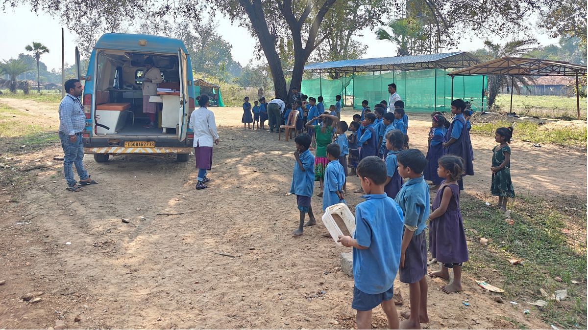 बीजापुर के कोंडापल्ली गांव में राष्ट्रीय स्वास्थ्य मिशन की एंबुलेंस | फोटो: मयंक कुमार/दिप्रिंट