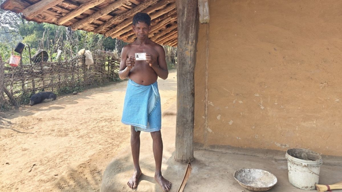 भांडीपारा, पुवर्ती में राशन कार्ड लाभार्थी कवासी आयतु | फोटो: मयंक कुमार/दिप्रिंट