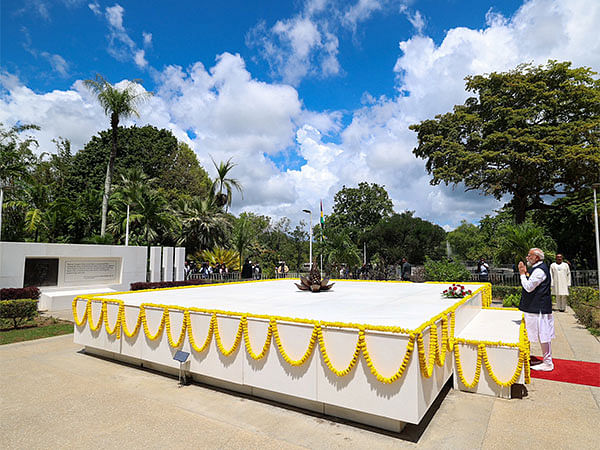 PM Modi pays homage to Ex President, PM of Mauritius