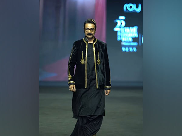 Prosenjit Chatterjee impresses fans with traditional look at Lakme Fashion Week x FDCI