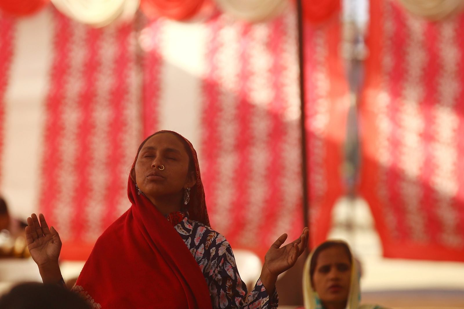 जालंधर के ताजपुर गांव में पादरी बजिंदर सिंह की भक्त सुनीता कुमारी | फोटो: मनीषा मोंडल/दिप्रिंट