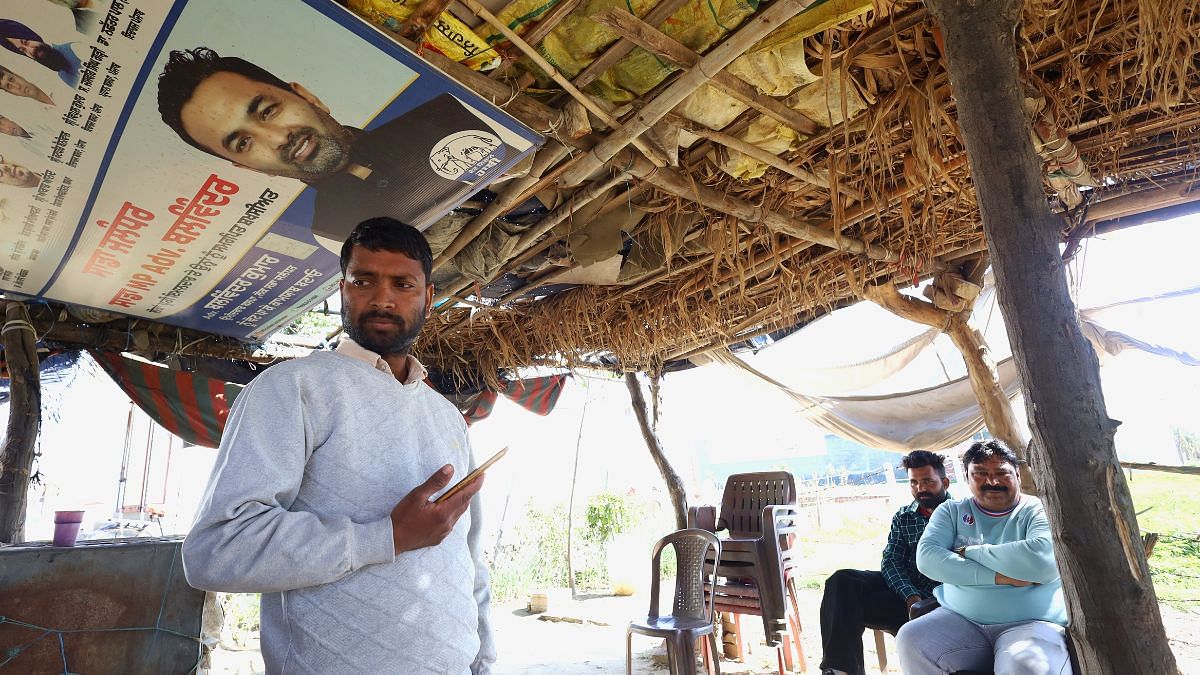 मिनिस्ट्री में पटना के धीरज कुमार. उनके भाई सोनू कुमार के बाएं पैर में बीमारी हो गई थी और डॉक्टरों ने उम्मीद छोड़ दी थी. मिनिस्ट्री में मिलने वाली मलहम, एक साधारण प्लास्टिक की बोतल में पैक की गई थी, जिसे सोनू रोज़ाना लगाते थे. धीरे-धीरे उनकी हालत में सुधार हुआ | फोटो: मनीषा मोंडल/दिप्रिंट