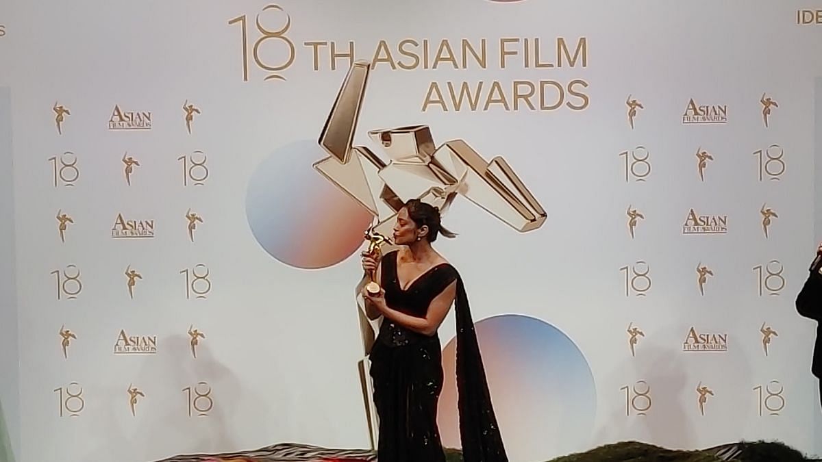 18वें एशियन फिल्म अवॉर्ड्स में शाहना गोस्वामी ने ‘संतोष’ के लिए बेस्ट एक्ट्रेस का अवॉर्ड जीता | फोटो: हिना फ़ातिमा/दिप्रिंट