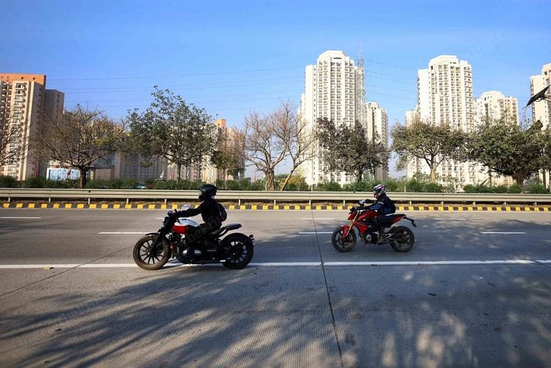 हाईवे पर तेज़ रफ्तार से बाइक चलाती राइडर्स. कई महिलाओं का कहना है कि वह आज़ादी के एहसास के लिए बाइक चलाती हैं | फोटो: मनीषा मोंडल/दिप्रिंट