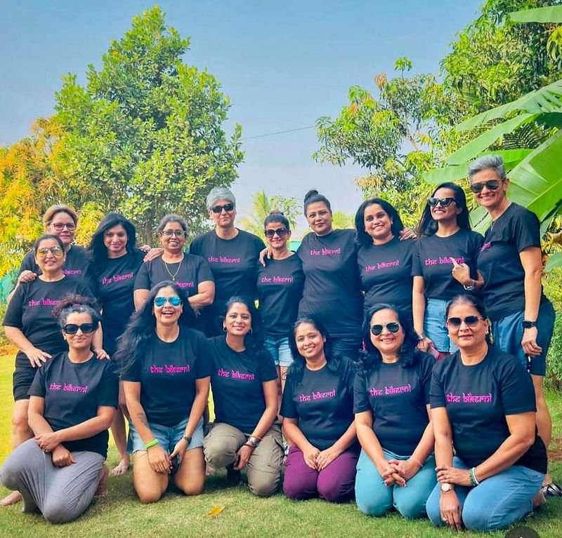बाइकरनी की मेंबर्स जनवरी 2025 में अपने राइडिंग कलेक्टिव के 14 साल पूरे होने का जश्न मनाने के लिए एक ग्रुप फोटो के लिए पोज़ देते हुए | फोटो: Instagram/@thebikerni