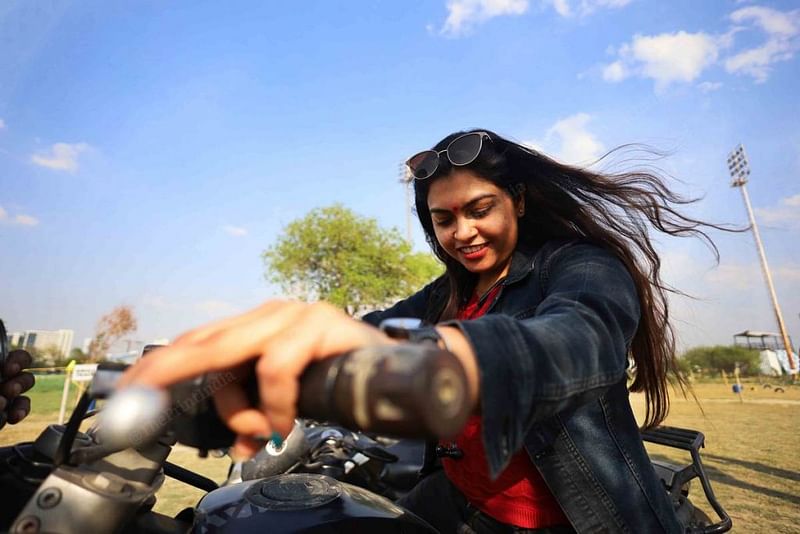 ब्यूटीशियन प्रिया डे का कहना है कि उन्हें उम्मीद है कि बाइकिंग सीखने के बाद उन्हें रॉयल एनफील्ड मिलेगी और उनके अपॉइंटमेंट पर जाना आसान हो जाएगा | फोटो: मनीषा मोंडल/दिप्रिंट