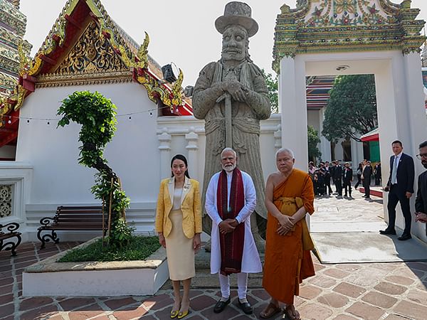 PM Modi, Thailand counterpart Shinawatra visit Wat Pho, pays homage to Reclining Buddha 