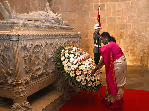 President Murmu lays wreath at tomb of Luis Vaz de Camoes in Portugal