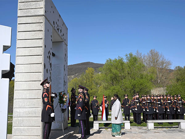 Slovak Republic: President Murmu pays tribute at Gate of Freedom Memorial in Bratislava