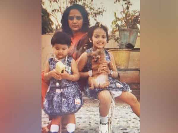 Throwback Thursday: Esha Deol looks adorable in her childhood photos with mother Hema Malini, sister Ahana 