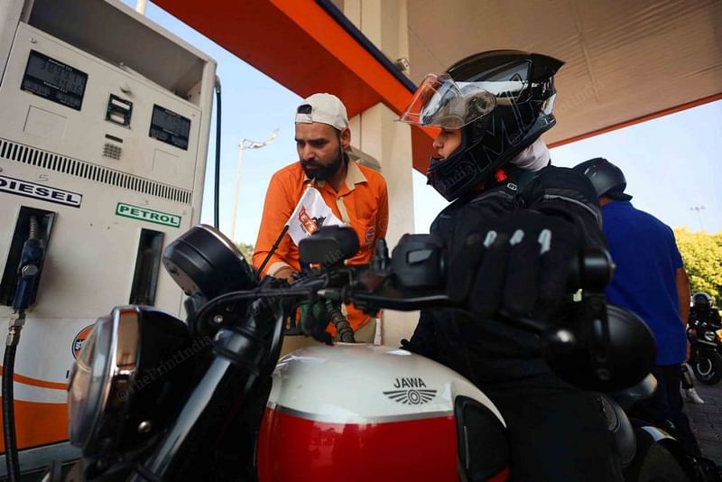 दिल्ली से आगरा ट्रिप के दौरान अपनी जावा मोटरसाइकिल में फ्यूल भरवाती एक राइडर | फोटो: मनीषा मोंडल/दिप्रिंट