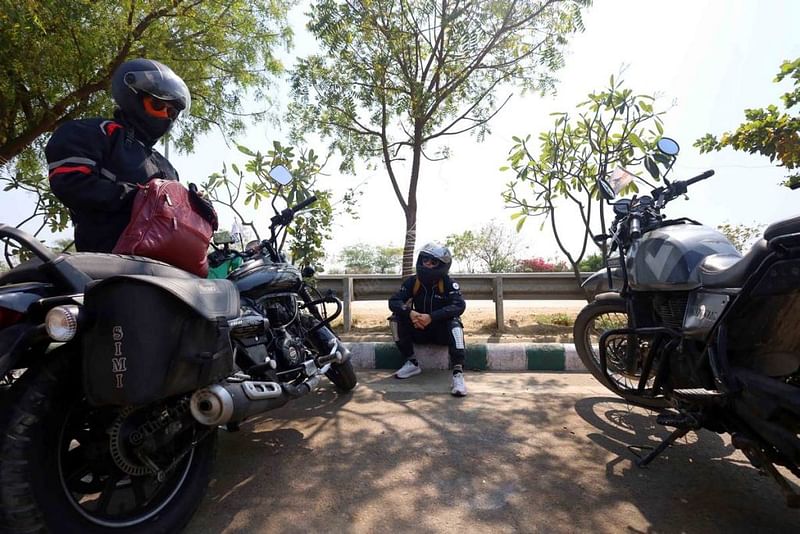 LetsRyde बाइकर्स शुक्रवार को गर्मी के मौसम में अपनी यात्रा के आखिरी पड़ाव पर आराम करते हुए. उन्होंने आगरा पहुंचने से पहले ही वापस लौटने का फैसला किया | फोटो: मनीषा मोंडल/दिप्रिंट
