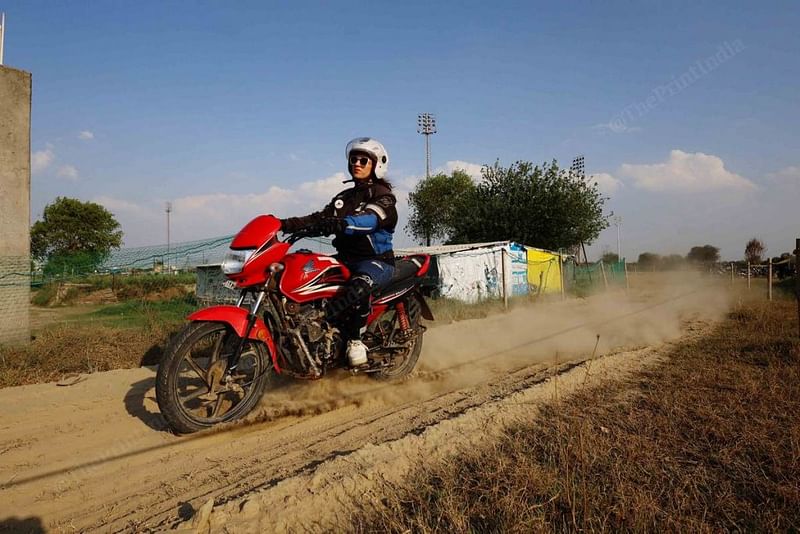 ग्रेटर नोएडा में लेट्सराइड के ट्रेनिंग मैदान में एक बाइकर | फोटो: मनीषा मोंडल/दिप्रिंट