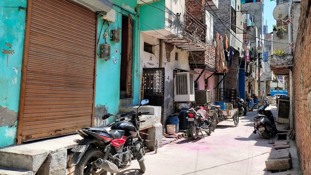 आउटर नॉर्थ जिले का वह इलाका जहां सीमा, मीनू और काजोल रहती हैं | फोटो: सूरज सिंह बिष्ट/दिप्रिंट
