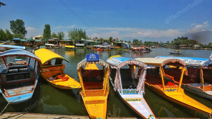 Shikara lined up on Dal Lake | Praveen Jain | ThePrint