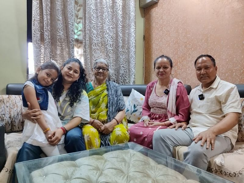 उपासना बिष्ट अपनी 6 साल की बेटी और ससुराल वालों के साथ. हालांकि, उनके ससुराल वालों को सुरक्षा की चिंता है, लेकिन उन्हें उनकी बाइक चलाने की बढ़ती कुशलता पर गर्व भी है | फोटो: अलमिना खातून/दिप्रिंट