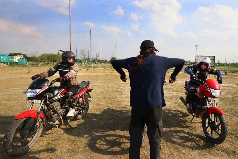 LetsRyde के ट्रेनिंग मैदान में एक सेशन के दौरान कोच सिफर शुरुआती लोगों को घुड़सवारी की मुद्रा सिखाते हुए | फोटो: मनीषा मोंडल/दिप्रिंट