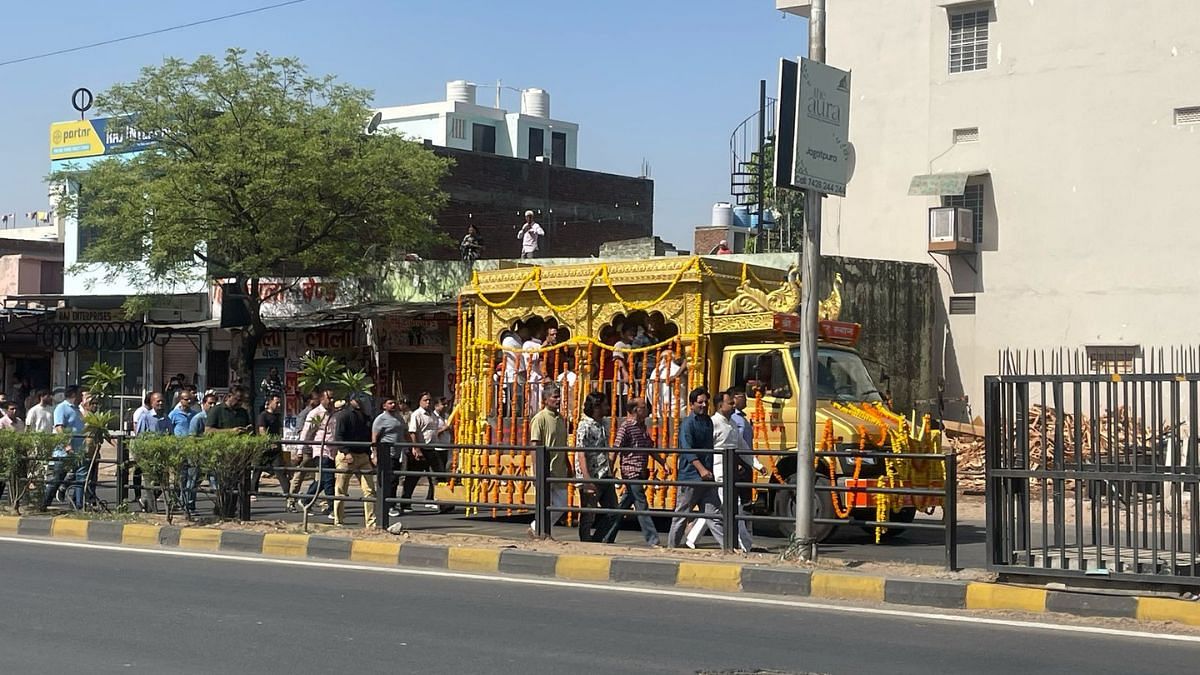 नीरज उधवानी के पार्थिव शरीर को मॉडल टाउन स्थित परिवार के घर से मालाओं से लदे ट्रक में श्मशान घाट ले जाया गया, जिसके पीछे परिवार के सदस्यों, दोस्तों और स्थानीय निवासियों का काफिला था | फोटो: उदित हिंदुजा/दिप्रिंट