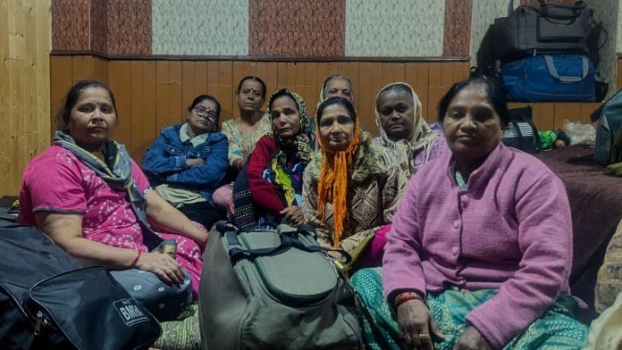 Stranded tourists take shelter in Srinagar gurdwara | Sharan Veer, ThePrint