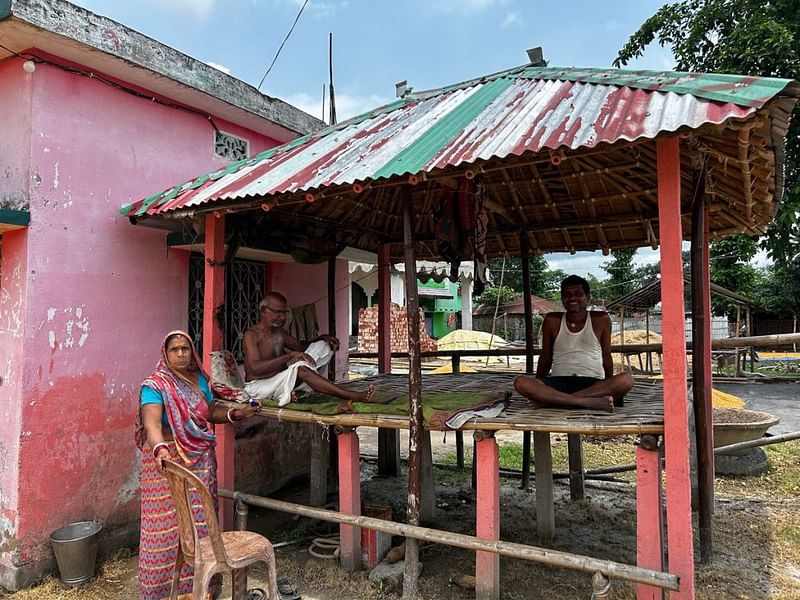 एयर मार्शल भारती के रिश्तेदार विश्वनाथ यादव और उनकी पत्नी पूर्णिया के झुन्नी कलां में अपने घर पर. यादव ने कहा कि भारती हमेशा गांव में अपने दौरे के दौरान सभी से मिलते-जुलते हैं | फोटो: ज्योति यादव/दिप्रिंट