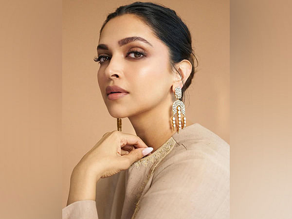 WAVES 2025: Deepika Padukone praises SRK, says he is incredibly respectful toward women