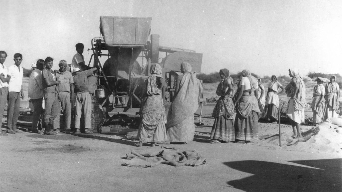 1971 में भुज हवाई पट्टी की मरम्मत करते स्थानीय ग्रामीण | फोटो: स्पेशल अरेंजमेंट