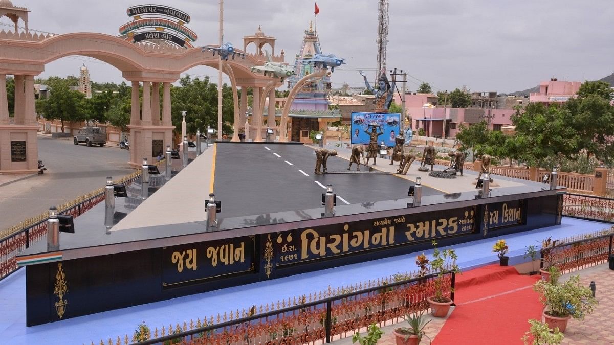माधापार गांव के प्रवेश द्वार पर बना ‘वीरांगना स्मारक’ | फोटो: नूतन शर्मा/दिप्रिंट