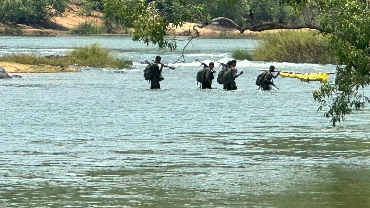 डीआरजी के जवान इंद्रावती नदी पार करते हुए | फोटो: स्पेशल अरेंजमेंट