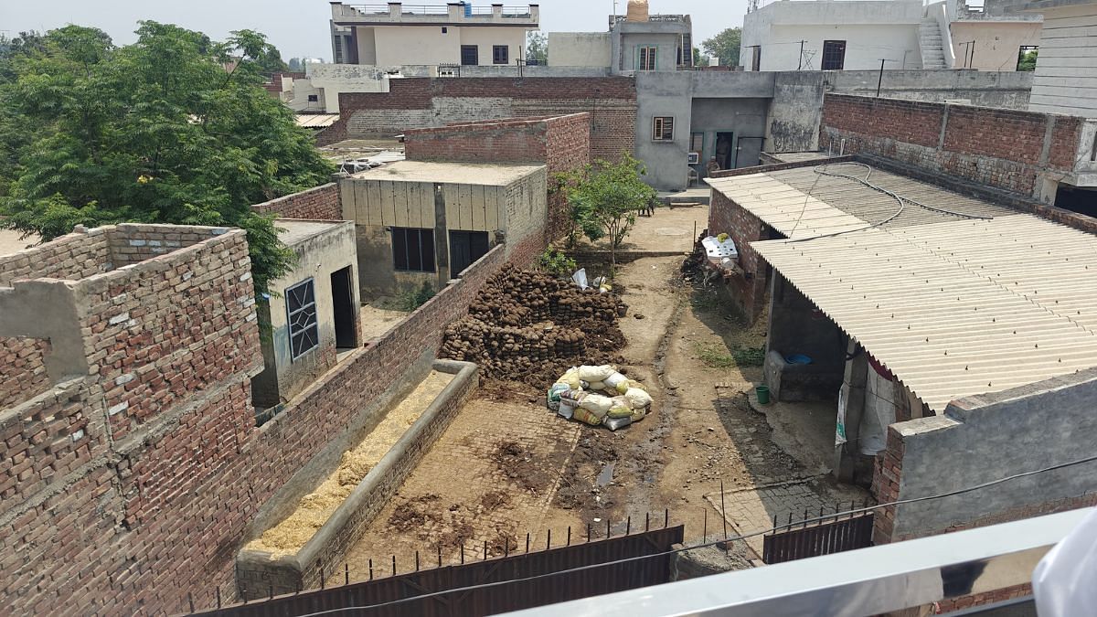 पाकिस्तान द्वारा दागे गए ड्रोनों में से एक अमृतसर के वडाला भिट्टेवाड़ गांव में जगबीर सिंह जग्गा के घर पर गिरा | फोटो: मयंक कुमार/दिप्रिंट