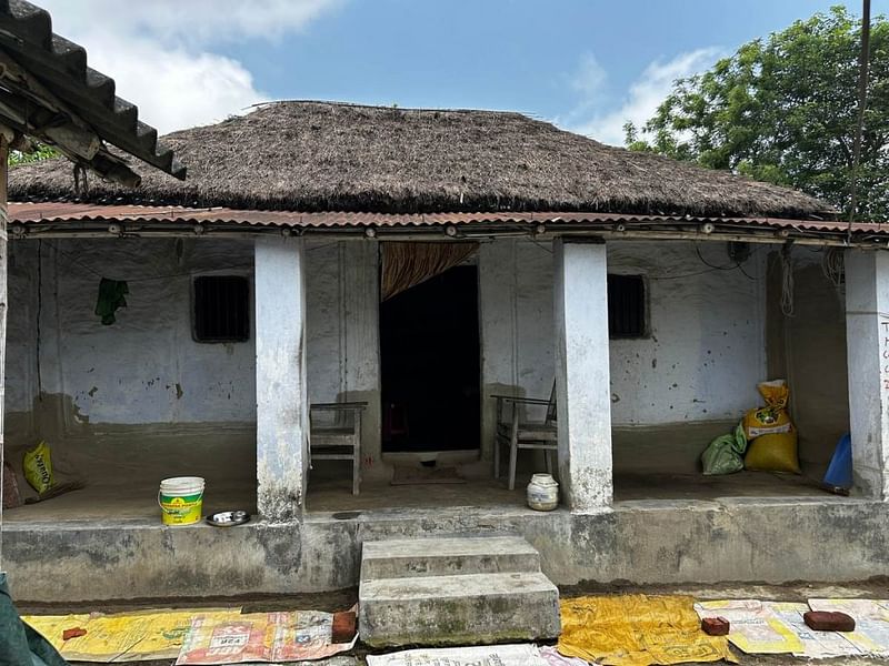 पूर्णिया के झुन्नी कलां में दो कमरों का घर, जहां एयर मार्शल ए.के. भारती का जन्म जीवछ लाल यादव और उर्मिला देवी के घर हुआ था. वह आम तौर पर साल में एक बार आते हैं | फोटो: ज्योति यादव/दिप्रिंट