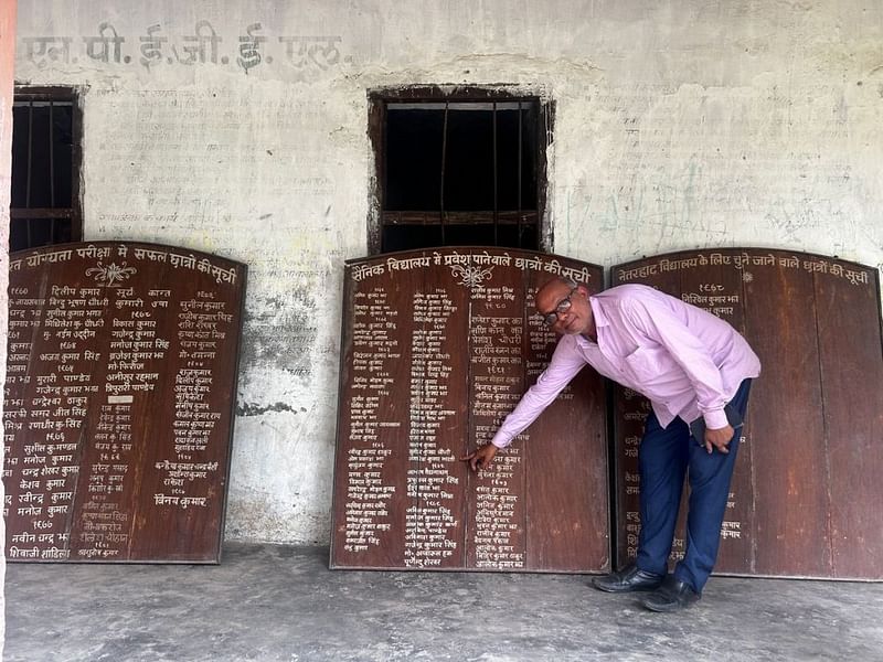 आदर्श महाविद्यालय के प्रिंसिपल मनोज मयंक बोर्ड पर भारती का नाम सैनिक स्कूल तिलैया के लिए चयनित छात्रों में सूचीबद्ध करते हुए | फोटो: ज्योति यादव/दिप्रिंट