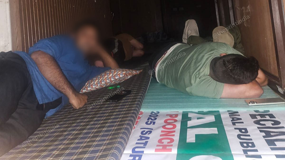जम्मू-कश्मीर के पुंछ जिले में गोलाबारी का इंतज़ार कर रहे पत्रकार | फोटो: साजिद अली/दिप्रिंट