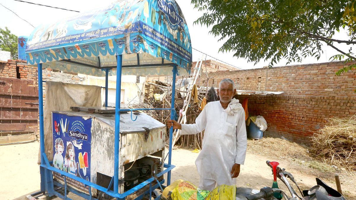 अपने कुल्फी के ठेले के साथ खड़े दिवाया राम | फोटो: प्रवीण जैन/दिप्रिंट