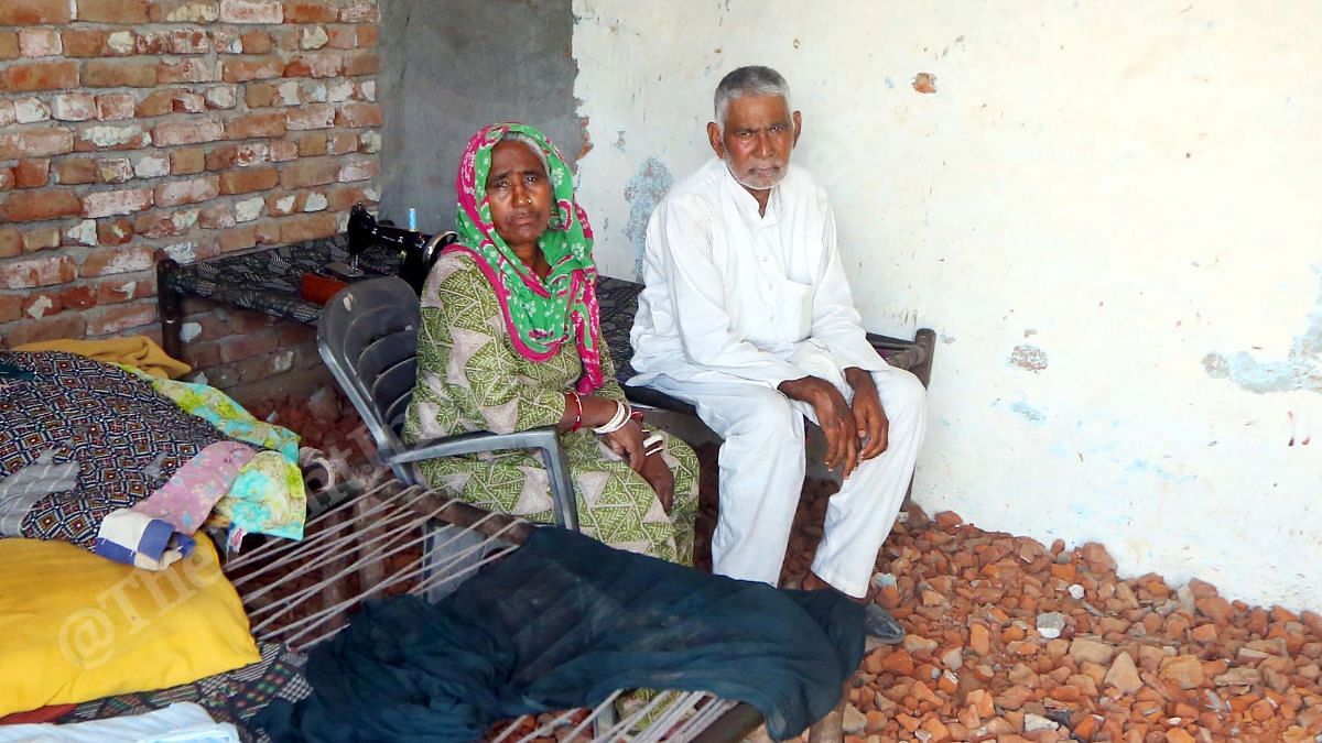 दिवाया राम अपनी पत्नी रज्जो बाई के साथ | फोटो: प्रवीण जैन/दिप्रिंट